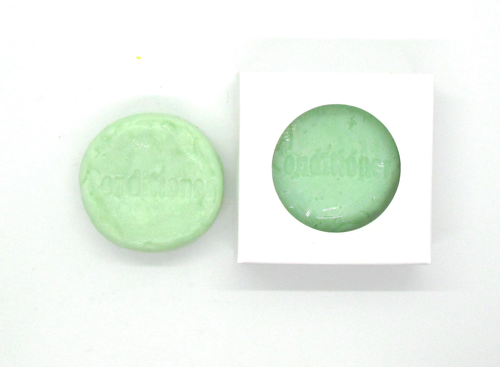 Pine and Bedford's Light Conditioner Bar is a light green colour, and is stamped on the top with the word 'conditioner'. It is available in two fragrances: Forest - a sweet Pacific Forest scent, and Rain - a Fresh and Dewy Rain with a hint of Pepper. Shown here naked and also boxed.