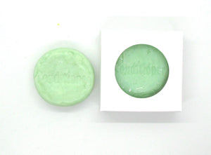 Pine and Bedford's Solid Deep Conditioner Bar is a light green colour with the word 'conditioner' stamped on top. It is made with Argan oil. Perfect for dry/damaged hair types. It is available in two fragrances: Forest - a sweet Pacific Forest scent, and Rain - a Fresh and Dewy Rain with a hint of Pepper. Shown here naked and also boxed.